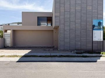 Casa de 3 habitaciones, El Marqués · Casa en Zibata en Venta