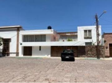Casa · 464m² · 5 Recámaras · 2 Estacionamientos · Casa en Venta en Barrio de San Miguelito