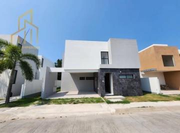 Casa · 230m² · 4 Recámaras · 2 Estacionamientos · Casa en Fraccionamiento Río del Dorado