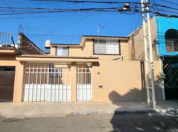 Casa · 160m² · 4 Recámaras · 3 Estacionamientos · Casa en Venta, en Zona Centro Sur, Queretaro