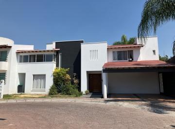 Casa · 357m² · 4 Recámaras · 2 Estacionamientos · Venta Amplia Casa Residencial San Mateo Queretaro