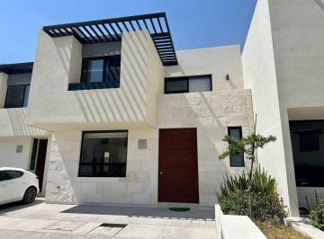 Casa en condominio · 180m² · 3 Recámaras · 2 Estacionamientos · Renta Casa Amplia Zibata 3 Recamaras Privada Alberca Seguridad