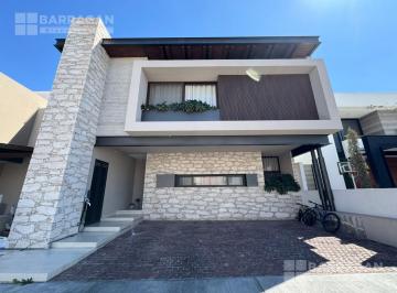 Casa · 509m² · 5 Recámaras · 3 Estacionamientos · Casa en Venta con Acabados de Lujo en Condominio Privado en Misión San Jerónimo
