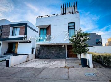 Casa en condominio · 230m² · 5 Recámaras · 4 Estacionamientos · Casa en Venta en Parques Vallarta | 4 Recámaras, Roof Garden y Paneles Solares