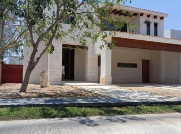 47b1e0f8ee18fbb6da3b98c510425d9e21ff50cd55deebc1ee134be40a1ebbee · Casa en Venta en Privada Maple, Parque Central