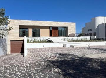 Casa de 4 habitaciones, León · Casa en Renta/ Venta en El Bosque