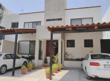 Casa · 266m² · 5 Recámaras · 3 Estacionamientos · Casa en Calicantos
