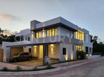 Casa · 329m² · 4 Recámaras · 3 Estacionamientos · Hermosa Casa en Venta en Lagos del Sol Yp0225