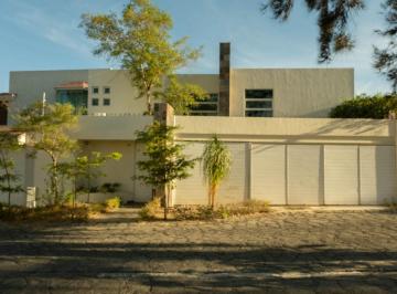 Casa de 4 habitaciones, Zapopan · Casa en Venta en Calle Cerrada a Pasos del Metropolitano, 4 Recámaras