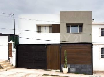 Casa · 220m² · 3 Recámaras · 3 Estacionamientos · Casa Amueblada en Renta en Col. Jardines del Santuario Chihuahua, Chih.
