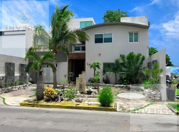 Casa · 630m² · 3 Recámaras · 4 Estacionamientos · Hermosa Casa Amueblada en Renta - Playas del Conchal