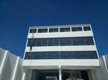 Edificio · 30 Estacionamientos · Edificio Comercial en Renta