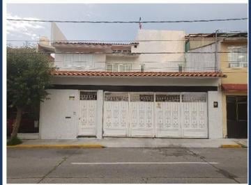 Casa · 330m² · 4 Recámaras · 3 Estacionamientos · Casa en Venta en Col. Federal, Toluca, Méx