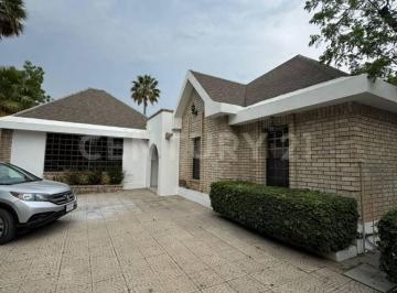 Casa · 398m² · 3 Estacionamientos · Se Vende Casa de un Piso Enfraccionamiento Nogalar del Campestre