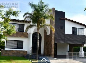 Casa · 456m² · 4 Recámaras · 4 Estacionamientos · Casa en Renta en Exclusivo Fraccionamiento El Campanario