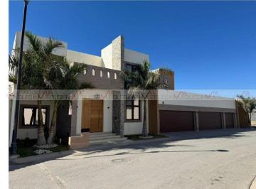 Casa · 610m² · 5 Recámaras · 5 Estacionamientos · Casa en Venta en Hacienda del Rosario