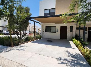 Casa · 155m² · 4 Recámaras · 2 Estacionamientos · Casa en Venta, en El Marques, Queretaro