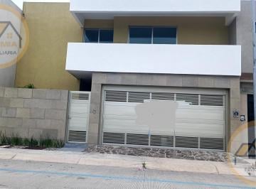 Casa · 4 Recámaras · 2 Estacionamientos · Casa en Venta en Fraccionamiento Las Palamas
