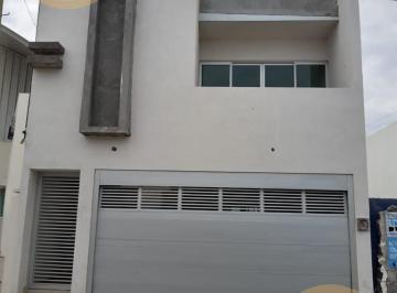 Casa · 230m² · 3 Recámaras · 2 Estacionamientos · Casa en Venta en La Tampiquera