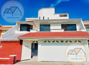 Casa · 500m² · 4 Recámaras · 2 Estacionamientos · Casa en Venta en Fracc. Costa de Oro