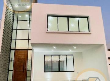 Casa · 236m² · 3 Recámaras · 2 Estacionamientos · Casa en Venta en Lomas de La Rioja
