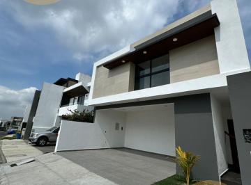 Casa · 210m² · 3 Recámaras · 2 Estacionamientos · Casa en Venta en Frac. Lomas de La Rioja (Alcalá)