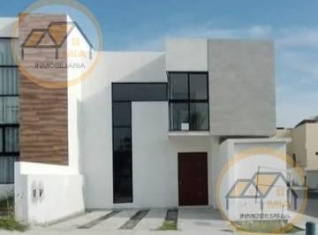 Casa · 160m² · 3 Recámaras · 2 Estacionamientos · Casa en Venta en Frac. Lomas de La Rioja