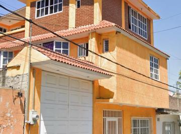 Casa de 5 habitaciones, Iztapalapa · Casa de 3 Niveles con Jardín - Cerca de Central de Abasto