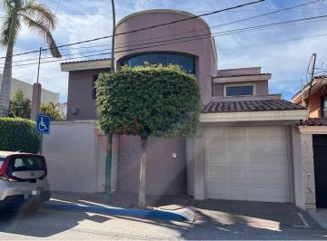 Casa · 375m² · 2 Recámaras · 2 Estacionamientos · Casa en Guadalupe
