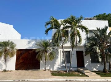 Casa en condominio · 375m² · 4 Recámaras · 3 Estacionamientos · En Venta Una de Las Casas Mas Bonitas del Fracc. Real del Country en Manzanillo