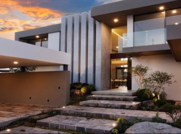 Casa · 651m² · 4 Recámaras · 3 Estacionamientos · Casa Nueva en Venta en El Bosque Country Club León Gto.