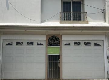Casa · 200m² · 4 Recámaras · 2 Estacionamientos · Casa - Jardines de Anahuac