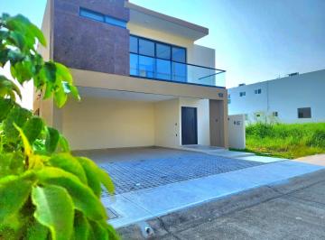 Casa de 3 habitaciones, Alvarado · Casa en Venta con Amplio Jardín en Punta Tiburon