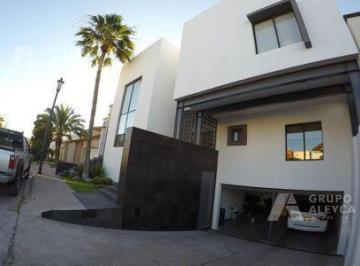 Casa · 552m² · 4 Recámaras · 4 Estacionamientos · Casa por Debajo del Avaluo en Haciendas del Valle