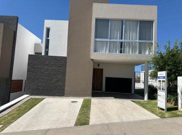 Casa · 158m² · 3 Recámaras · 2 Estacionamientos · Casa en Las Cañadas