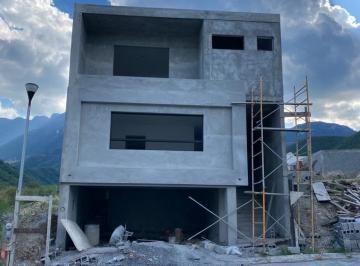 Casa · 360m² · 3 Recámaras · 2 Estacionamientos · Casa en Venta en Alamosur, Carretera Nacioanal.