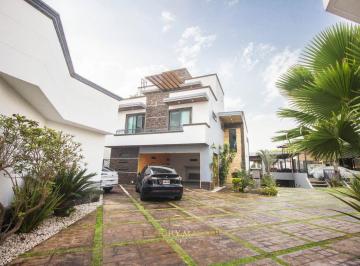 Casa en condominio · 1000m² · 4 Recámaras · 10 Estacionamientos · Casa en Venta en Los Gavilanes con Alberca