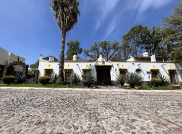Casa · 464m² · 5 Recámaras · 2 Estacionamientos · Casa de un Piso en Venta en Rancho Colorado