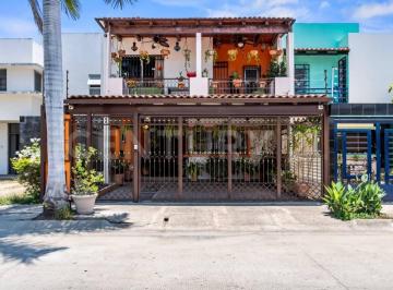 Casa · 210m² · 4 Recámaras · 2 Estacionamientos · Casa en Venta en Fluvial Vallarta, Puerto Vallarta, Jalisco.