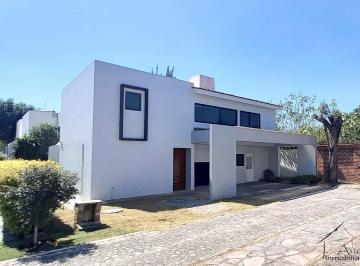 Casa de 3 habitaciones, Tlajomulco de Zúñiga · Casa de 330 m² con 3 Habitaciones en Renta en Jardines de Santa Anita, Condominio La Fresna