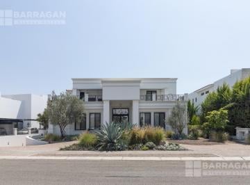 Casa · 1126m² · 4 Recámaras · 6 Estacionamientos · Residencia en Venta con Exclusiva Vista Al Campo de Golf en El Campanario