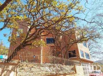 Casa · 550m² · 3 Recámaras · 2 Estacionamientos · Casa de Artista en Santa Rosa con Amplios Espacios y Vista Espectacular