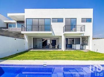Casa · 390m² · 3 Recámaras · 4 Estacionamientos · Casa en Venta en Corinto, Dentro de Burgos
