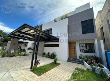 Casa · 313m² · 3 Recámaras · 2 Estacionamientos · Casa en Venta en Via Cumbres Cancún 3 Niveles