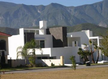 Casa · 920m² · 4 Recámaras · 4 Estacionamientos · Casa en Venta Portal del Huajuco