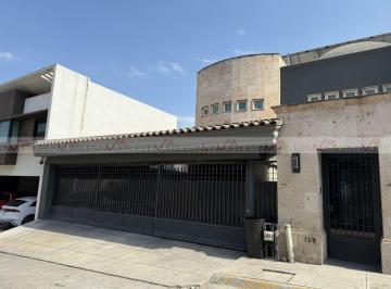 Casa · 750m² · 4 Recámaras · 3 Estacionamientos · Casa en Venta en Colonial San Jerónimo