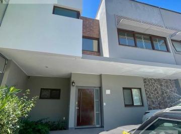 Casa · 183m² · 3 Recámaras · 2 Estacionamientos · Kl/ Renta Casa en Hermosa Privada en Altozano. Aire Acondicionado en Cada Recámara.