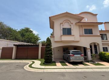Casa en condominio Venta de 4 habitaciones · Casa con Excedente y Privacidad en Villa California