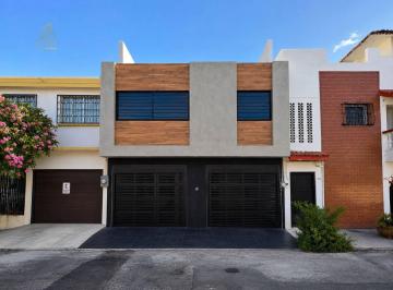 Casa · 325m² · 4 Recámaras · 2 Estacionamientos · Casa en Fraccionamiento Reforma