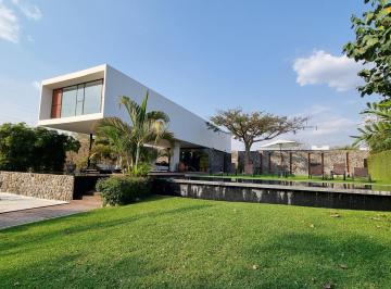 Casa · 450m² · 4 Recámaras · 5 Estacionamientos · Casa Xochi: Venta, Arquitectura de Autor en El Club de Golf Santa Fe, Morelos